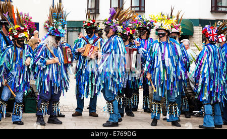 Un groupe de musiciens et danseurs Morris au Festival Folk de Swanage, Dorset, UK. Banque D'Images