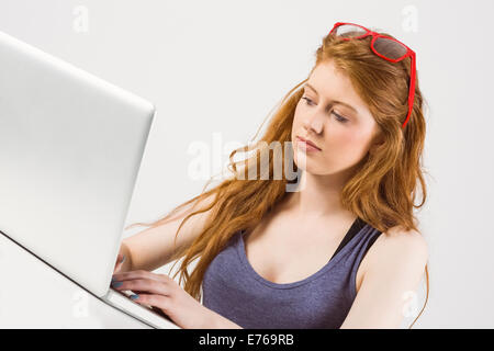 Jolie rousse working on laptop Banque D'Images