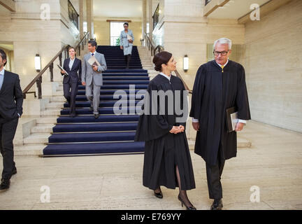 Les juges et les avocats marchant à travers courthouse Banque D'Images