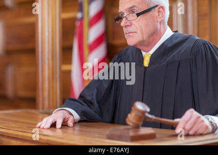 Banging gavel juge en cour Banque D'Images