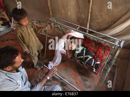 Kaboul, Afghanistan. Sep 8, 2014. Un bébé déplacées reste sous une tente temporaire à Kaboul, en Afghanistan, le 8 septembre 2014. © Ahmad Massoud/Xinhua/Alamy Live News Banque D'Images