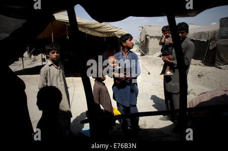 Kaboul, Afghanistan. Sep 8, 2014. Les enfants déplacés afghans se rassemblent à l'extérieur d'une tente temporaire à Kaboul, en Afghanistan, le 8 septembre 2014. © Ahmad Massoud/Xinhua/Alamy Live News Banque D'Images