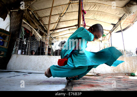 Kaboul, Afghanistan. Sep 8, 2014. Un enfant afghan joue dans une balançoire sous une tente temporaire à Kaboul, en Afghanistan, le 8 septembre 2014. © Ahmad Massoud/Xinhua/Alamy Live News Banque D'Images