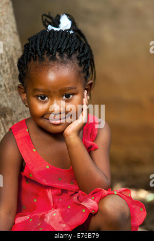 Close up portrait of cute faciale fille africaine à l'extérieur. Banque D'Images