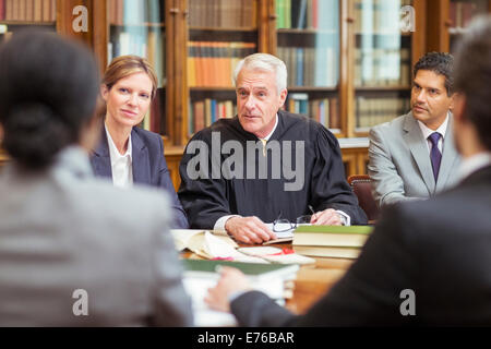 Parler avec le juge en son cabinet d'avocats Banque D'Images