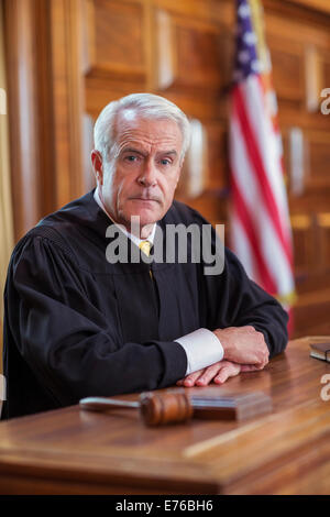 Juge siégeant au banc des juges en cour Banque D'Images