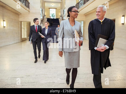 Les juges et les avocats marchant à travers courthouse Banque D'Images