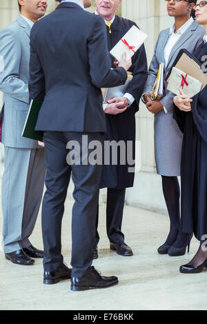 Les juges et les avocats en conversation courthouse Banque D'Images