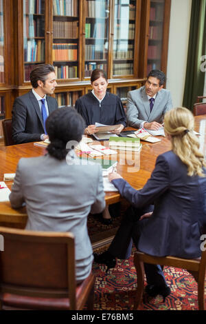 Juge et les avocats de parler en chambres Banque D'Images