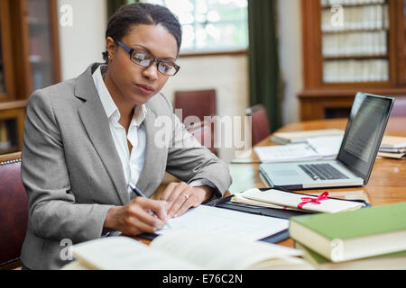 Avocat en prenant des notes dans des chambres Banque D'Images