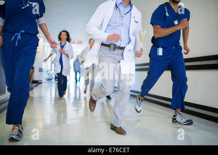 Doctors rushing in hospital hallway Banque D'Images