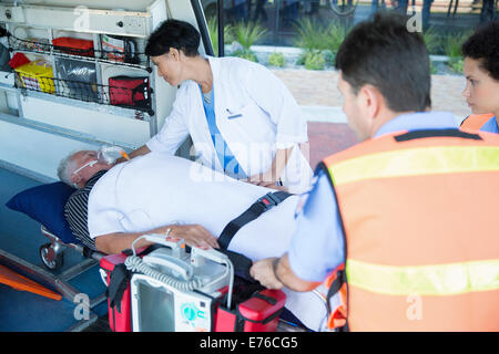 Doctor examining patient sur civière d'ambulance Banque D'Images