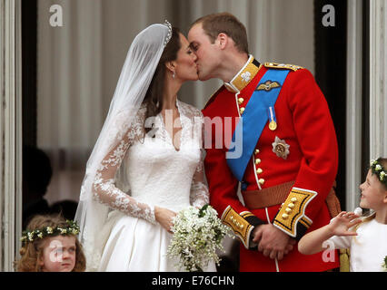 Baiser de la couple nouveau La Princesse Catherine et le Prince William sur le balcon de Buckingham Palace à Londres, Grande-Bretagne, 29 avril 2011, après leur cérémonie de mariage. Nos clients du monde entier ont été invités à célébrer le mariage du Prince William et Kate Middleton. Photo : Kay Nietfeld dpa Banque D'Images