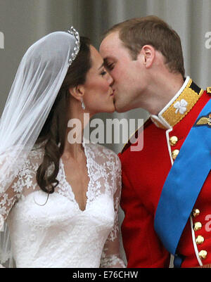 Baiser de la couple nouveau La Princesse Catherine et le Prince William sur le balcon de Buckingham Palace à Londres, Grande-Bretagne, 29 avril 2011, après leur cérémonie de mariage. Nos clients du monde entier ont été invités à célébrer le mariage du Prince William et Kate Middleton. Photo : Kay Nietfeld dpa Banque D'Images