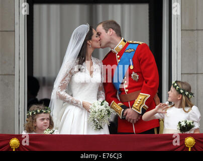 Baiser de la couple nouveau La Princesse Catherine et le Prince William sur le balcon de Buckingham Palace à Londres, Grande-Bretagne, 29 avril 2011, après leur cérémonie de mariage. Nos clients du monde entier ont été invités à célébrer le mariage du Prince William et Kate Middleton. Photo : Kay Nietfeld dpa Banque D'Images