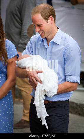 Le duc de Cambridge, William, et la duchesse de Cambridge, Catherine, laissez le l'hôpital St. Mary avec leur fils nouveau-né à Londres, Royaume-Uni, 23 juillet 2013. Kate a donné naissance à son, et le Prince William's, premier enfant, à 4.24pm CEST à l'aile Lindo de l'hôpital St. Mary. Photo : Patrick van Katwijk Pays-bas ; LA FRANCE Banque D'Images