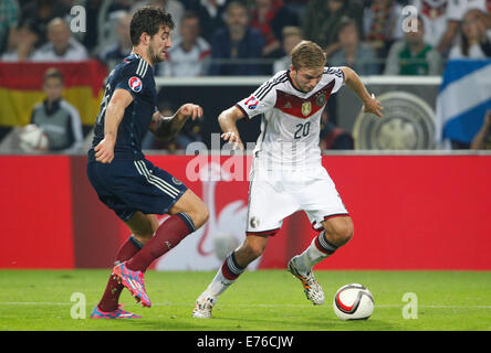 L'Allemagne Christoph Kramer (R) et l'Ecosse de Charlie Mulgrew lutte pour la balle pendant l'UEFA EURO 2016 groupe admissible d match de football entre l'Allemagne et de l'Écosse à Dortmund, en Allemagne, 07 septembre 2014. L'Allemagne a gagné 2-1. Photo : Jonas Guettler/dpa Banque D'Images