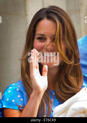 Le duc de Cambridge, William, et la duchesse de Cambridge, Catherine, laissez le l'hôpital St. Mary avec leur fils nouveau-né à Londres, Royaume-Uni, 23 juillet 2013. Kate a donné naissance à son, et le Prince William's, premier enfant, à 4.24pm CEST à l'aile Lindo de l'hôpital St. Mary. Photo : Patrick van Katwijk Pays-bas ; LA FRANCE Banque D'Images