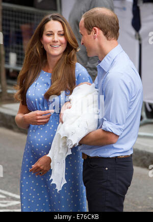 Le duc de Cambridge, William, et la duchesse de Cambridge, Catherine, laissez le l'hôpital St. Mary avec leur fils nouveau-né à Londres, Royaume-Uni, 23 juillet 2013. Kate a donné naissance à son, et le Prince William's, premier enfant, à 4.24pm CEST à l'aile Lindo de l'hôpital St. Mary. Photo : Patrick van Katwijk Pays-bas ; LA FRANCE Banque D'Images