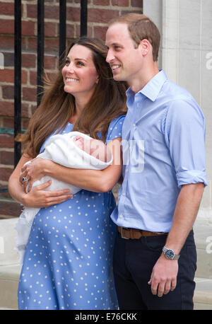 Le duc de Cambridge, William, et la duchesse de Cambridge, Catherine, laissez le l'hôpital St. Mary avec leur fils nouveau-né à Londres, Royaume-Uni, 23 juillet 2013. Kate a donné naissance à son, et le Prince William's, premier enfant, à 4.24pm CEST à l'aile Lindo de l'hôpital St. Mary. Photo : Patrick van Katwijk Pays-bas ; LA FRANCE Banque D'Images