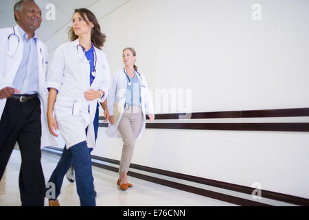 Médecins et infirmières in hospital hallway Banque D'Images