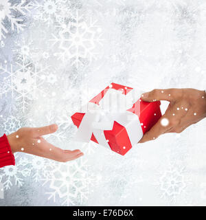 Image composite du couple holding gift Banque D'Images