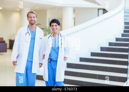 Doctors smiling in hospital Banque D'Images