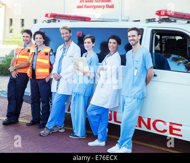 Les médecins, les infirmières et le personnel paramédical en ambulance permanent Banque D'Images