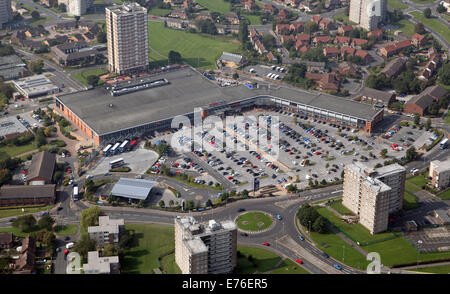 Vue aérienne de Seacroft Green Shopping Centre Leeds, Royaume-Uni, avec un supermarché Tesco Extra Banque D'Images