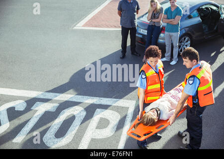 Les ambulanciers l'exercice patient Banque D'Images