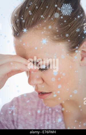 Image composite de jeune femme souffrant de maux de tête Banque D'Images