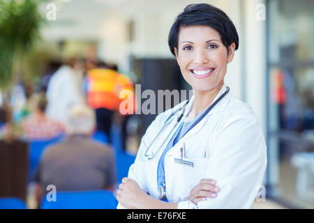 Une femme souriante et gaie se tenant en clinique. Portrait d'une femme ...