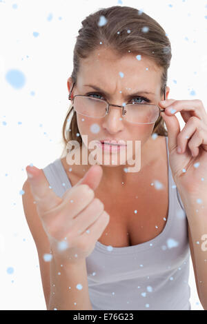 Image composite de portrait d'une femme avec des lunettes, pointant sur l'viewer Banque D'Images