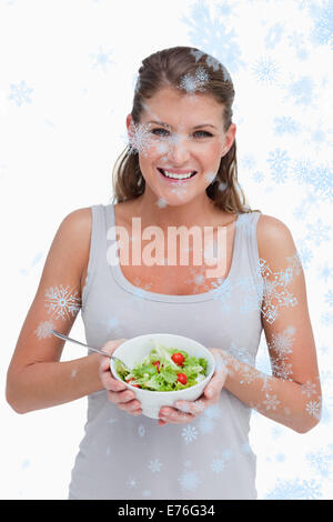 Image composite de portrait d'une femme montrant une salade Banque D'Images