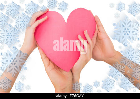 Image composite du couple holding un coeur de papier Banque D'Images