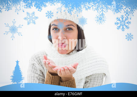 Image composite de belle brune blowing kiss à l'appareil photo Banque D'Images