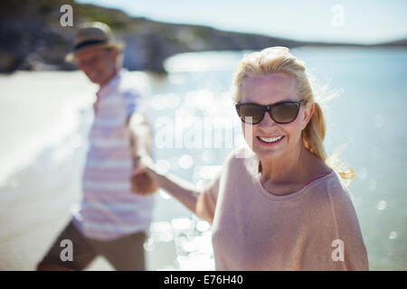 Couple holding hands on beach Banque D'Images