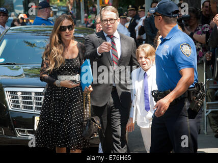 Manhattan, New York, USA. Sep 7, 2014. SARAH JESSICA PARKER, Matthew Broderick et leur fils JAMES WILKIE BRODERICK après les funérailles pour Joan Rivers, Temple Emanu-El de New York City, dimanche 7 septembre 2014. Credit : Bryan Smith/ZUMA/Alamy Fil Live News Banque D'Images