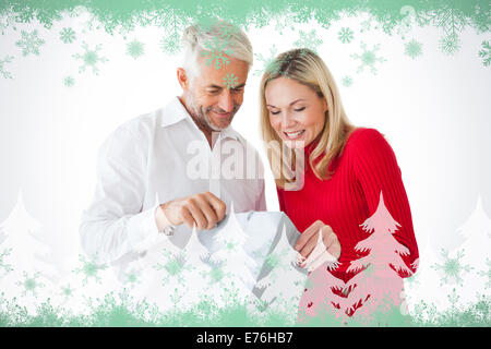 Image composite de smiling couple Shopping bag Banque D'Images