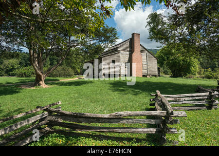 Old Homestead log cabin dans la grande montagne de fumée dans le Tennessee, USA. Banque D'Images