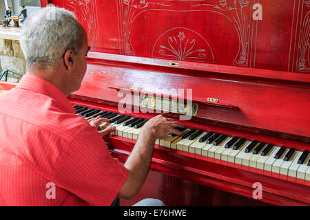 Theodor rouge Piano Paris photographié en Arménie, Erevan Banque D'Images