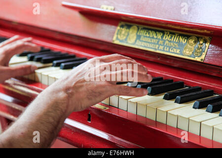 Theodor rouge Piano Paris photographié en Arménie, Erevan Banque D'Images