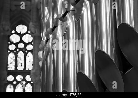 Photo en noir et blanc gros plan de l'orgue dans l'Église Catholique Banque D'Images