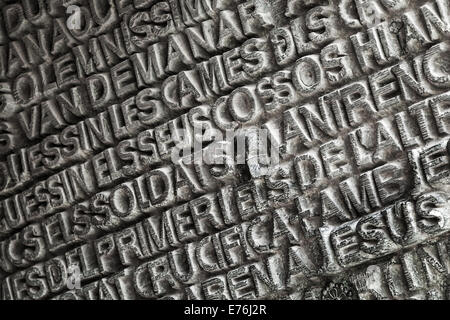 Barcelone, Espagne - 27 août 2014 : les mots de la Bible en diverses langues imprimé sur la porte d'entrée de la Sagrada Familia Banque D'Images