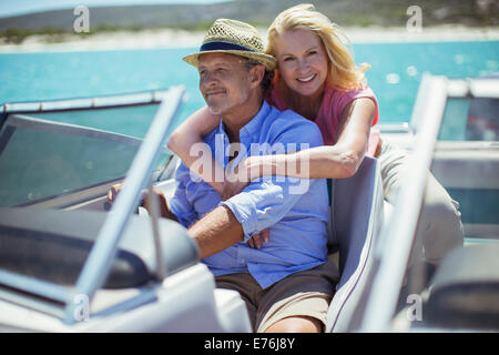 Vieux couple relaxing on boat Banque D'Images