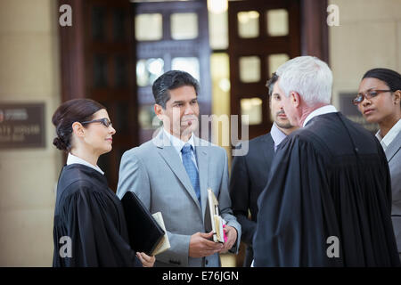 Les juges et les avocats en conversation courthouse Banque D'Images