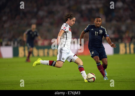 Dortmund, Allemagne. 07Th Nov, 2014. Scotland's Ikechi Anya (R) et de l'allemand Sebastian Rudy rivalisent pour la balle pendant l'UEFA EURO 2016 groupe admissible d match de football entre l'Allemagne et de l'Écosse à Dortmund, en Allemagne, 07 septembre 2014. L'Allemagne a gagné 2-1. Photo : Federico Gambarini/dpa/Alamy Live News Banque D'Images