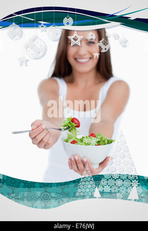 Image composite de délicieuse salade mangées par une jeune femme Banque D'Images