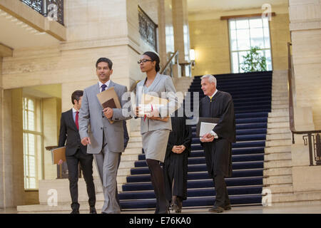 Les juges et avocat marche à travers courthouse Banque D'Images