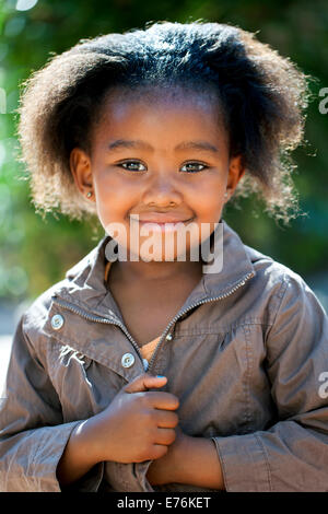 Outdoor portrait of cute African girl wearing jacket Brown. Banque D'Images